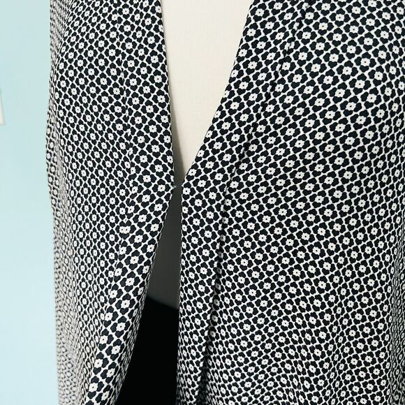 Max Studio Size Medium Long Sleeve Surplice Wrap Blouse Black White Clower 0660 - Picture 3 of 12